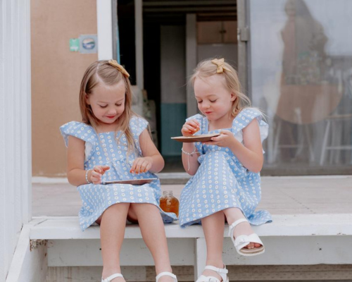 2 girls eating
